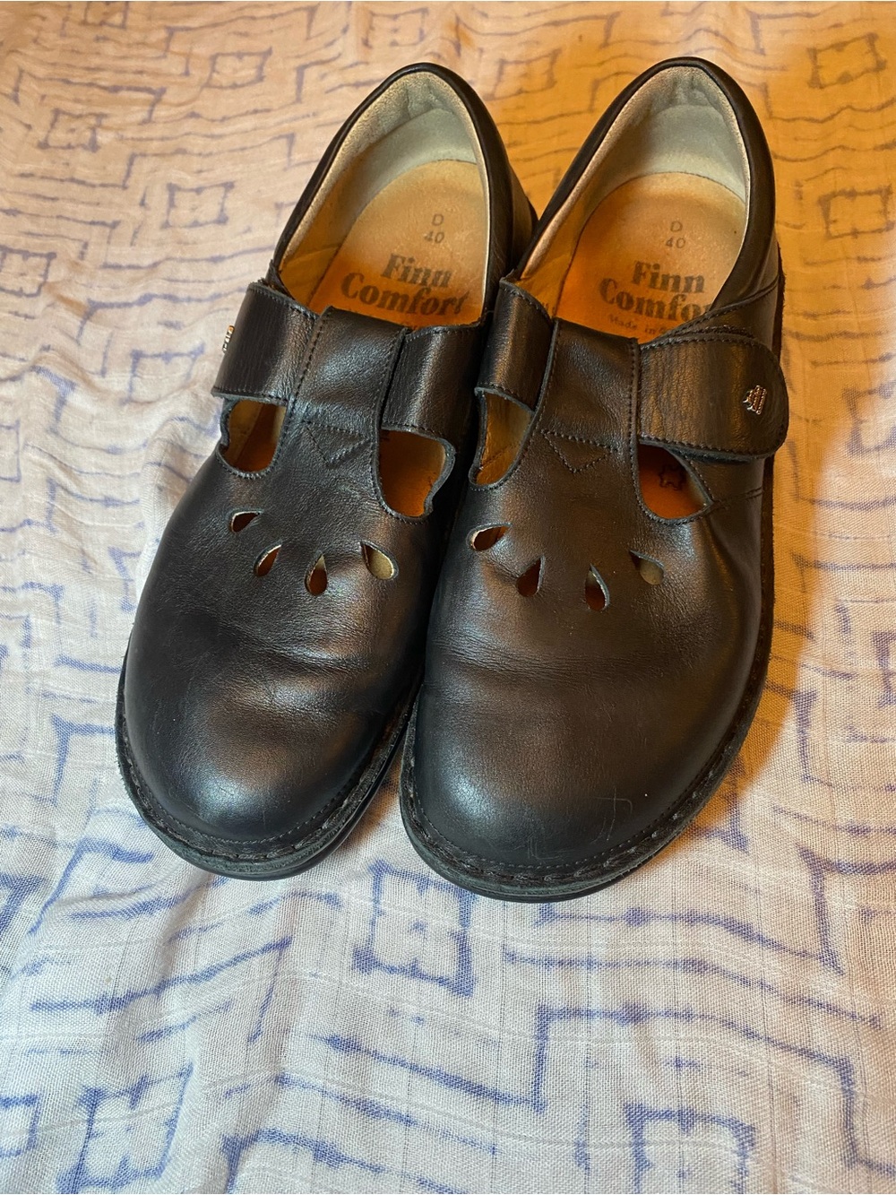 EUC Finn Comfort Tofino T Strap Leather 
  Slip-On Loafers w/ Cutout Detailing